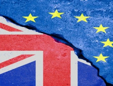 ΗΒ: Το «σχέδιο Τσέκερς» της Μέι για «μαλακό» Brexit απειλεί να διασπάσει τους Συντηρητικούς